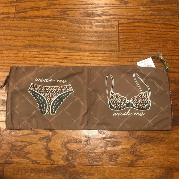 Vera Bradley Handbags - NWT Vera Bradley Small Travel Bag